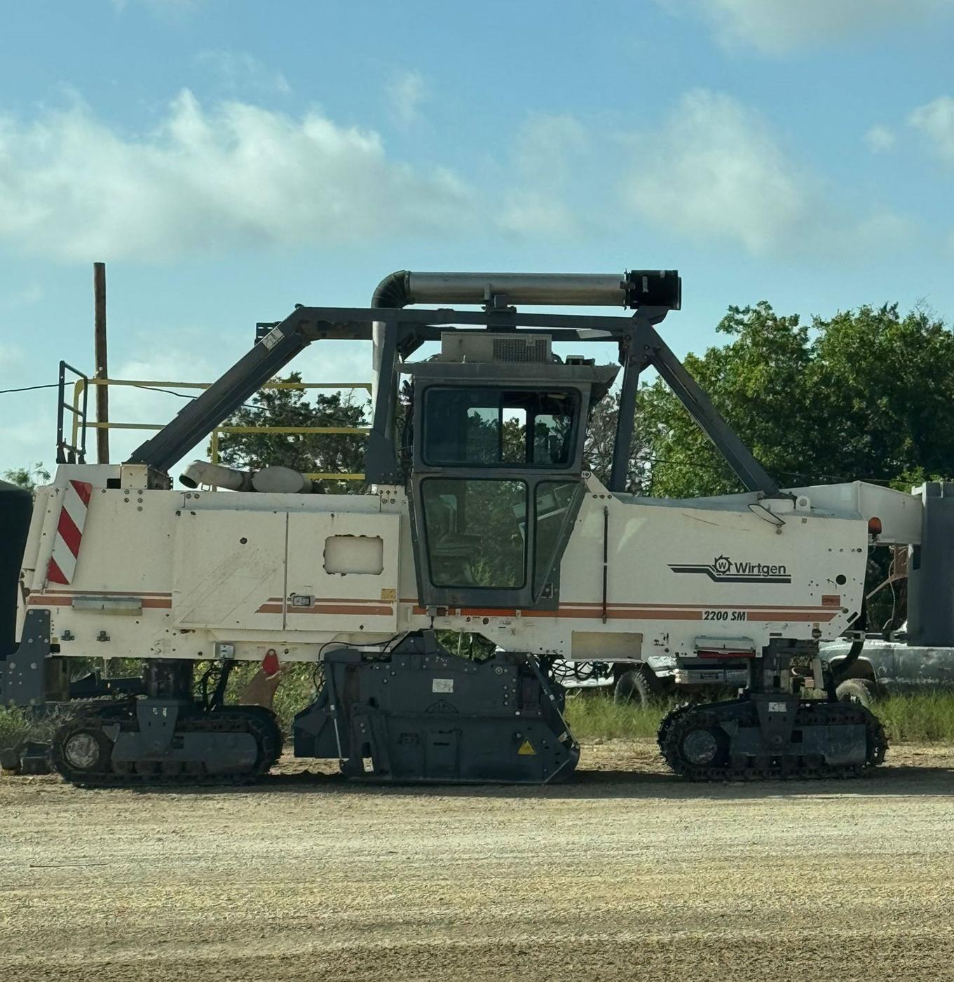 Minadora Wirtgen 2200 SM vista de lado